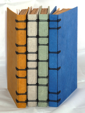 Revue Mensuelle 1924 (12 Numéros): Japon et Extrême-Orient. - Reliure Criss-Cross, 4 volumes, lacet cuir noir, papier népalais.